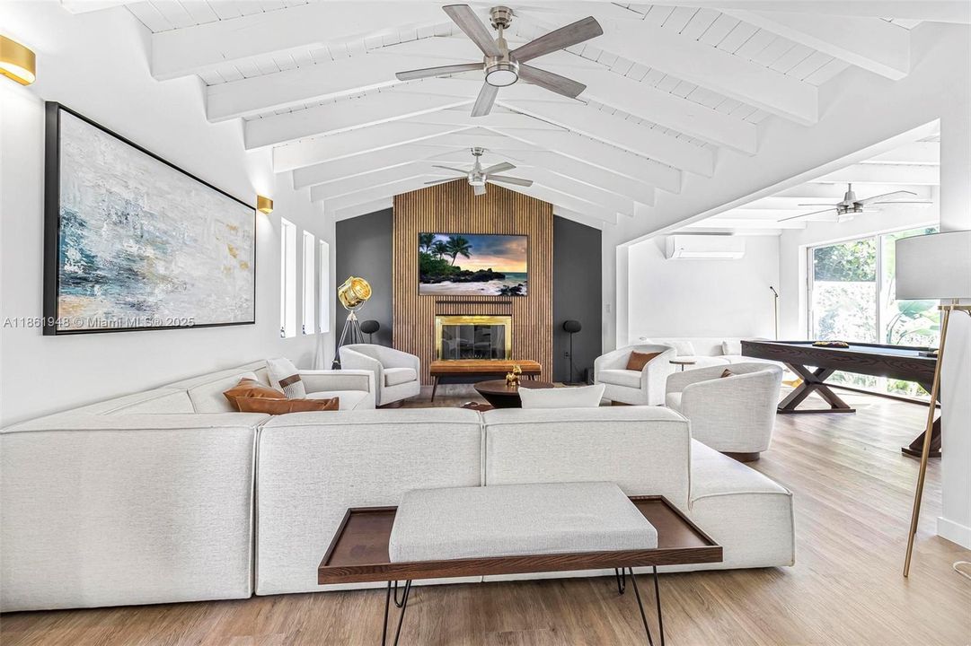 Под контрактом: $1,799,000 (6 спален, 4 ванн, 3402 Квадратных фут)