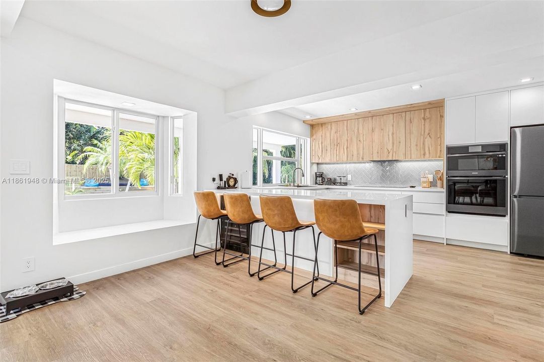 Под контрактом: $1,799,000 (6 спален, 4 ванн, 3402 Квадратных фут)