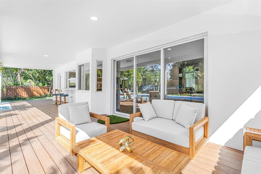 Под контрактом: $1,799,000 (6 спален, 4 ванн, 3402 Квадратных фут)