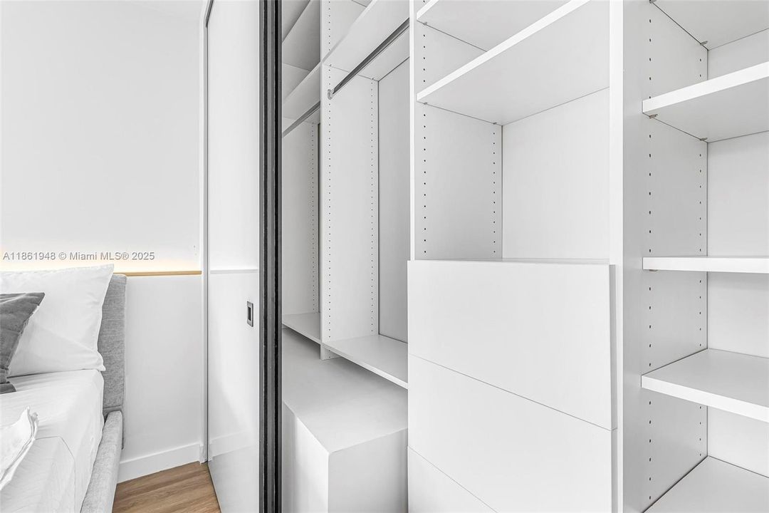 Под контрактом: $1,799,000 (6 спален, 4 ванн, 3402 Квадратных фут)