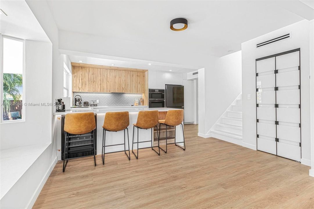 Под контрактом: $1,799,000 (6 спален, 4 ванн, 3402 Квадратных фут)