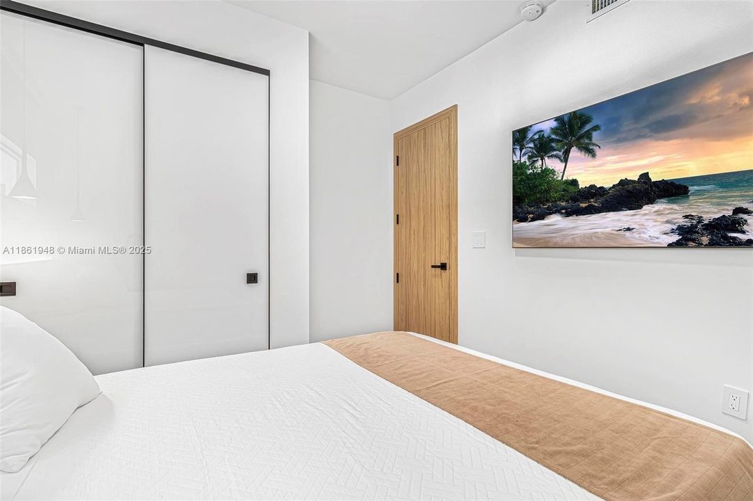 Под контрактом: $1,799,000 (6 спален, 4 ванн, 3402 Квадратных фут)