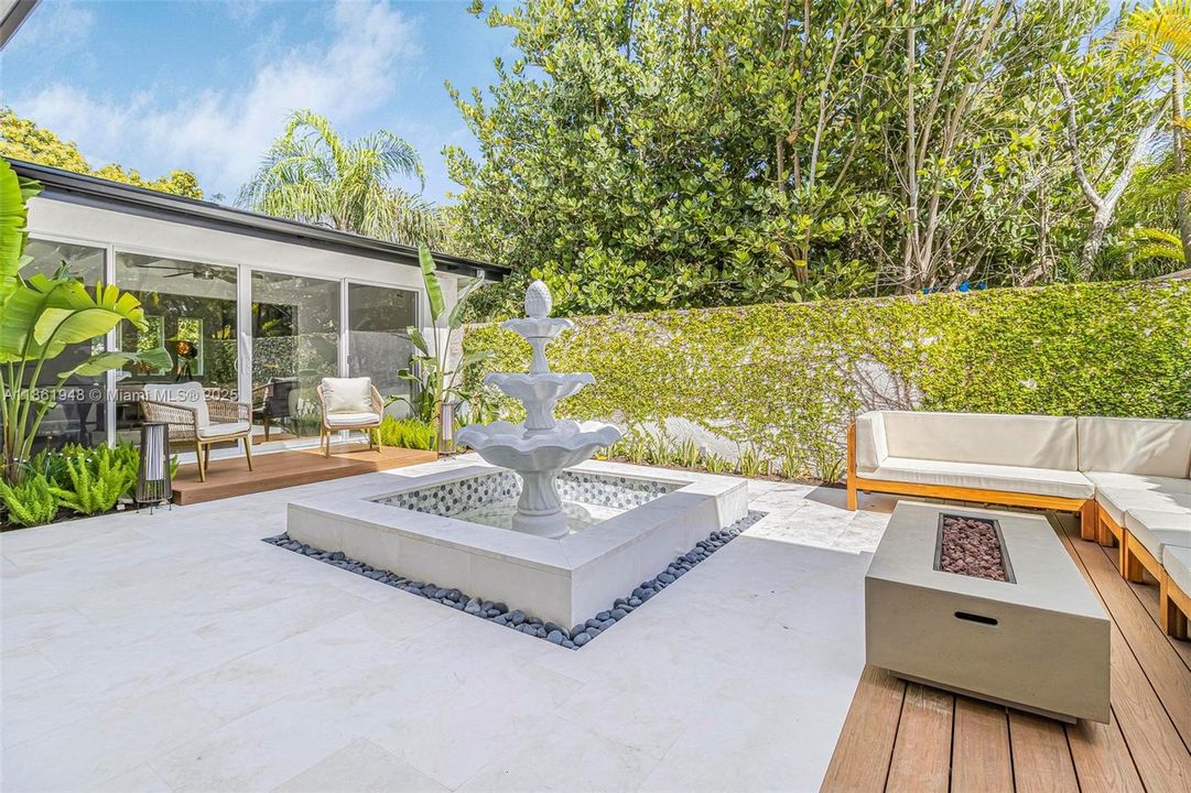 Под контрактом: $1,799,000 (6 спален, 4 ванн, 3402 Квадратных фут)