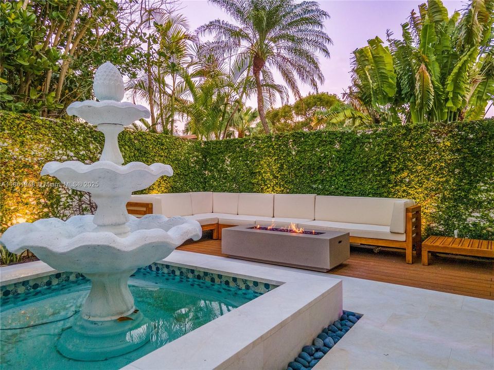 Под контрактом: $1,799,000 (6 спален, 4 ванн, 3402 Квадратных фут)