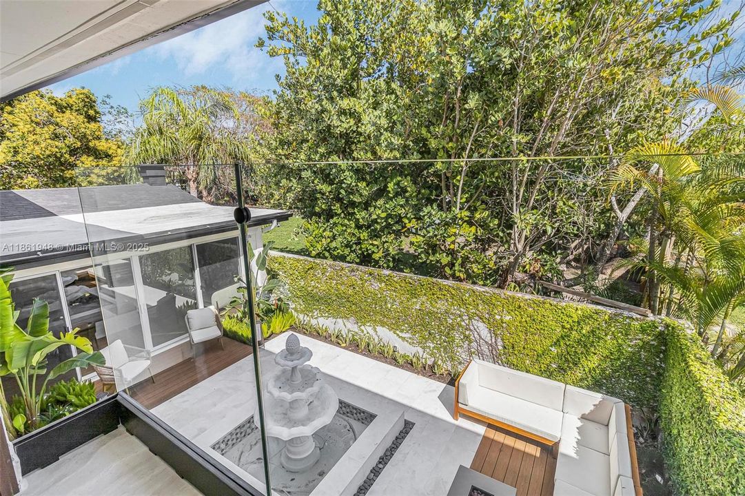 Под контрактом: $1,799,000 (6 спален, 4 ванн, 3402 Квадратных фут)