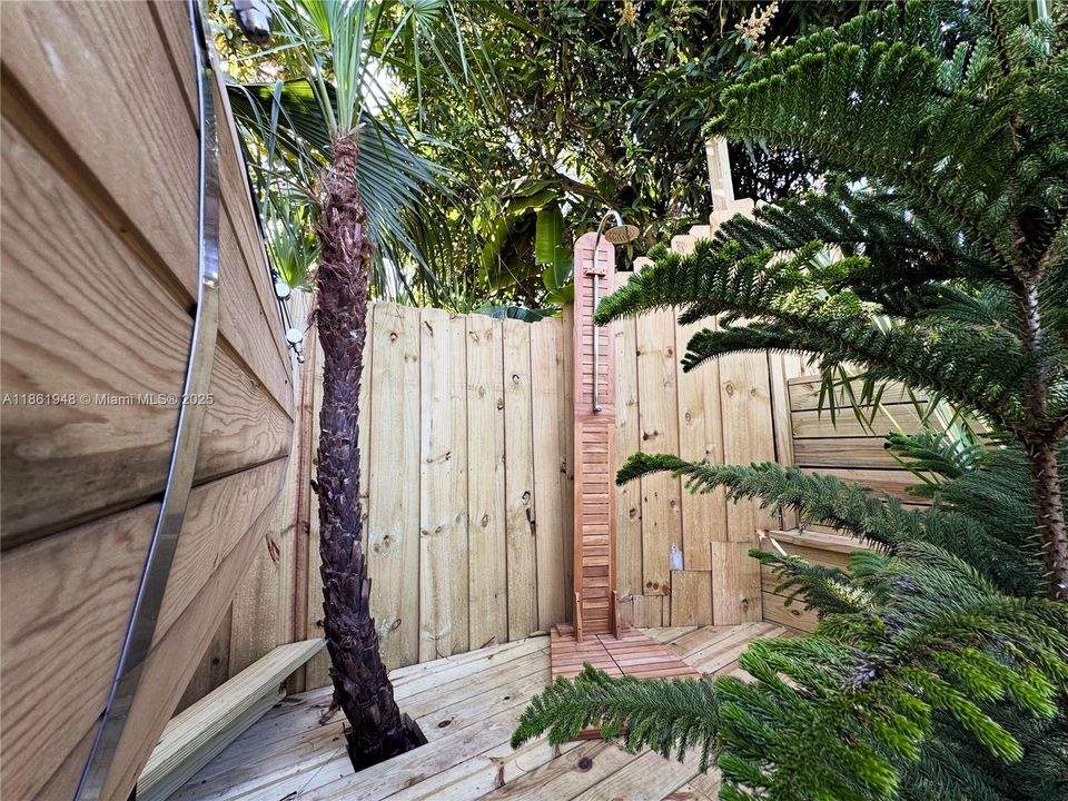 Под контрактом: $1,799,000 (6 спален, 4 ванн, 3402 Квадратных фут)