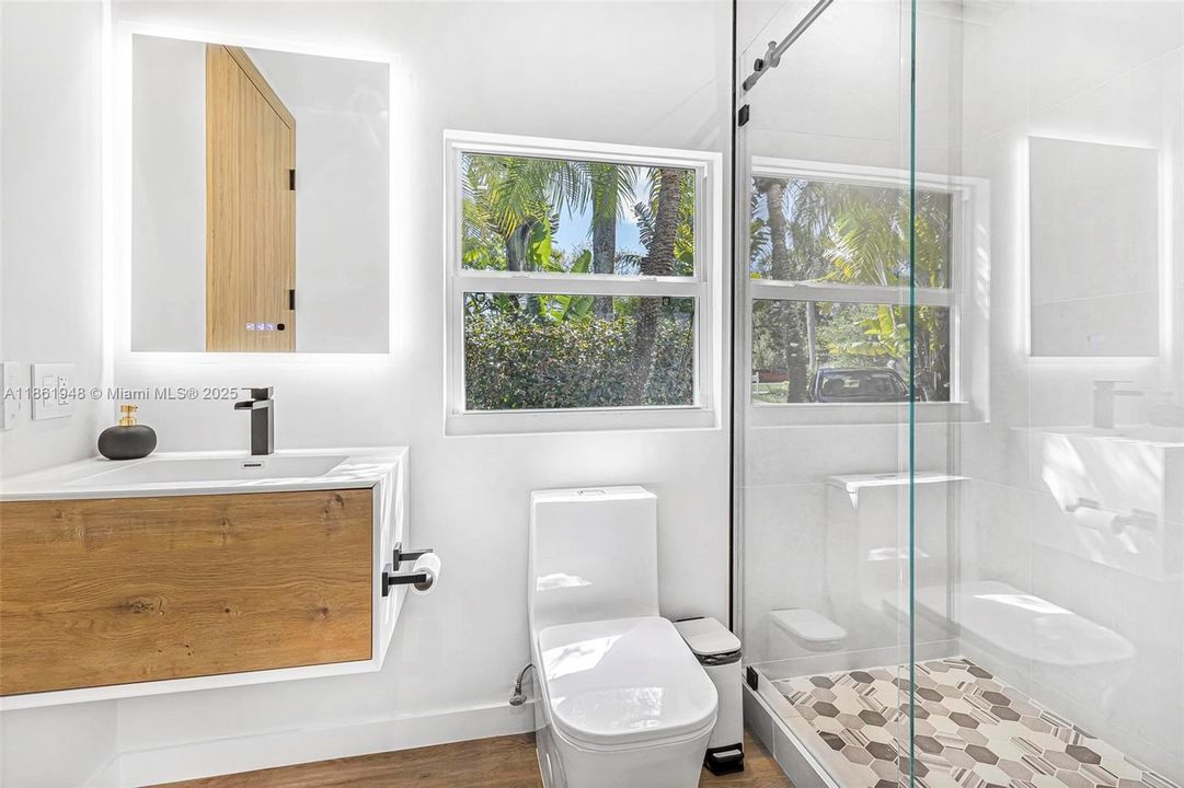 Под контрактом: $1,799,000 (6 спален, 4 ванн, 3402 Квадратных фут)