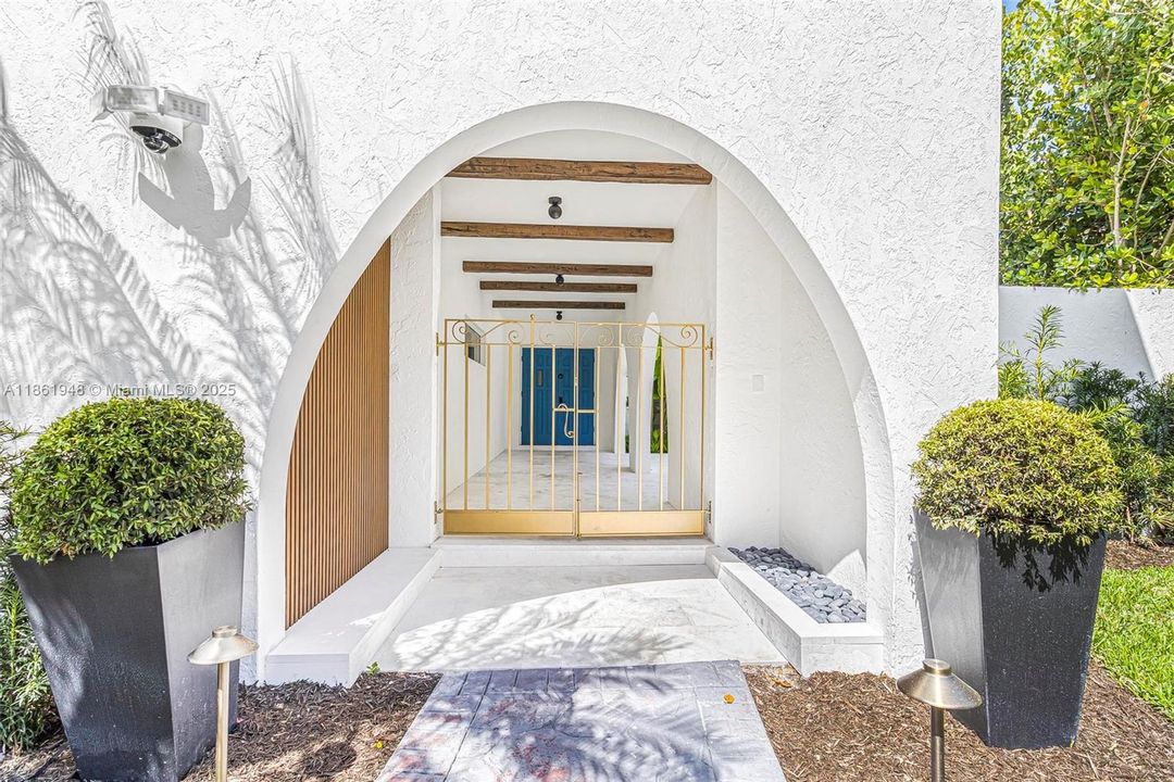 Под контрактом: $1,799,000 (6 спален, 4 ванн, 3402 Квадратных фут)