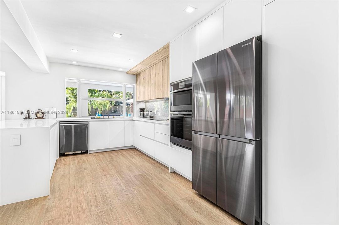 Под контрактом: $1,799,000 (6 спален, 4 ванн, 3402 Квадратных фут)