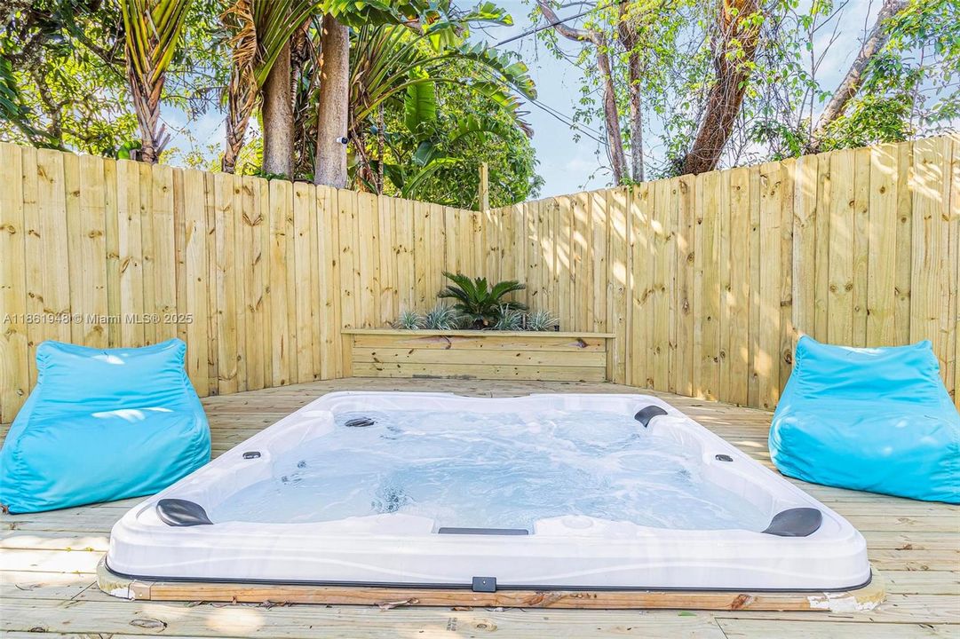 Под контрактом: $1,799,000 (6 спален, 4 ванн, 3402 Квадратных фут)