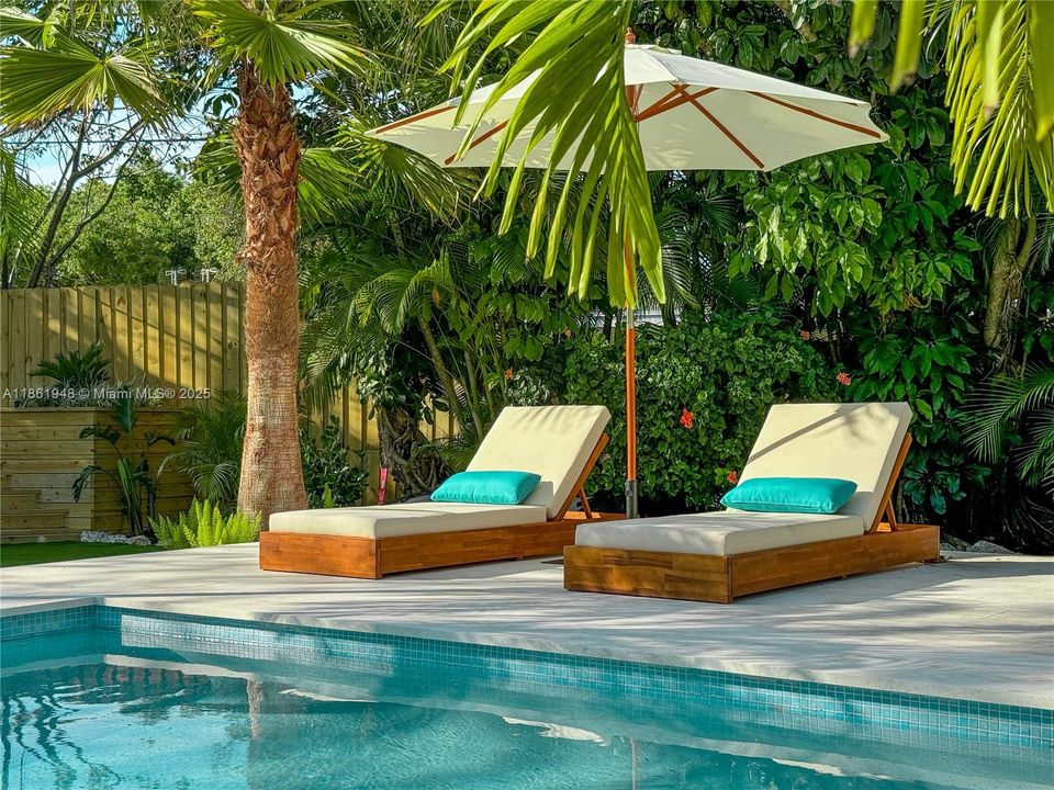 Под контрактом: $1,799,000 (6 спален, 4 ванн, 3402 Квадратных фут)