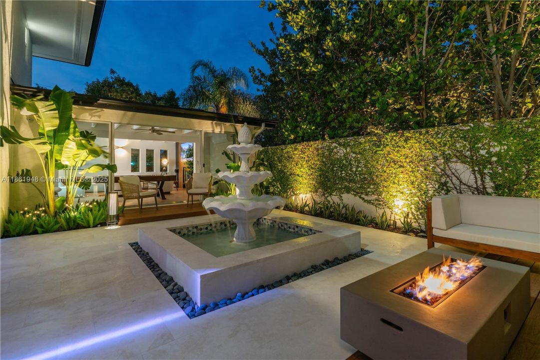 Под контрактом: $1,799,000 (6 спален, 4 ванн, 3402 Квадратных фут)