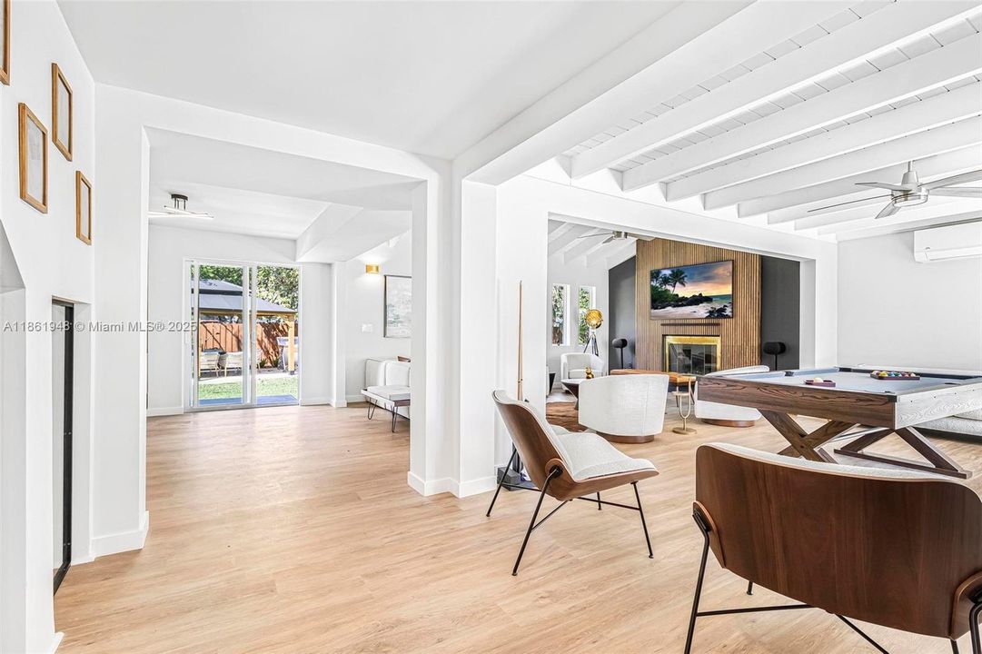 Под контрактом: $1,799,000 (6 спален, 4 ванн, 3402 Квадратных фут)