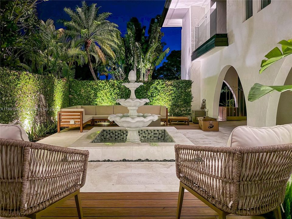 Под контрактом: $1,799,000 (6 спален, 4 ванн, 3402 Квадратных фут)