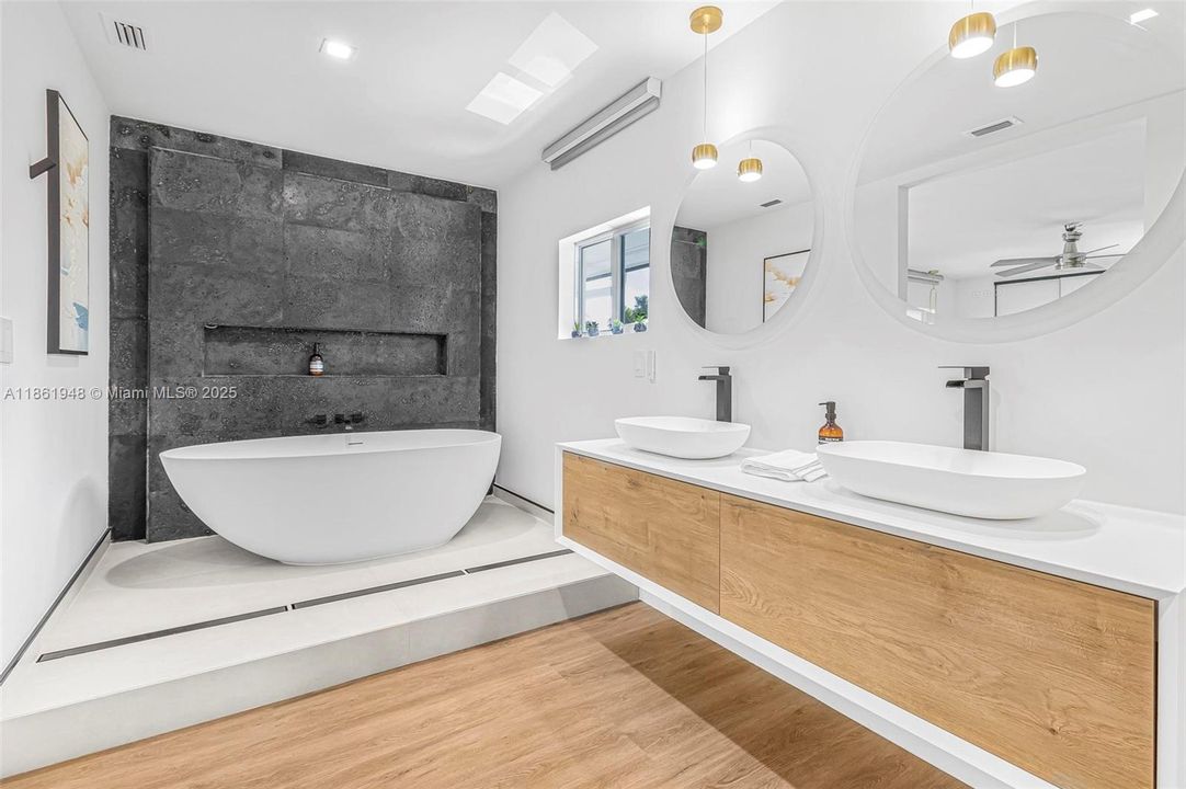 Под контрактом: $1,799,000 (6 спален, 4 ванн, 3402 Квадратных фут)