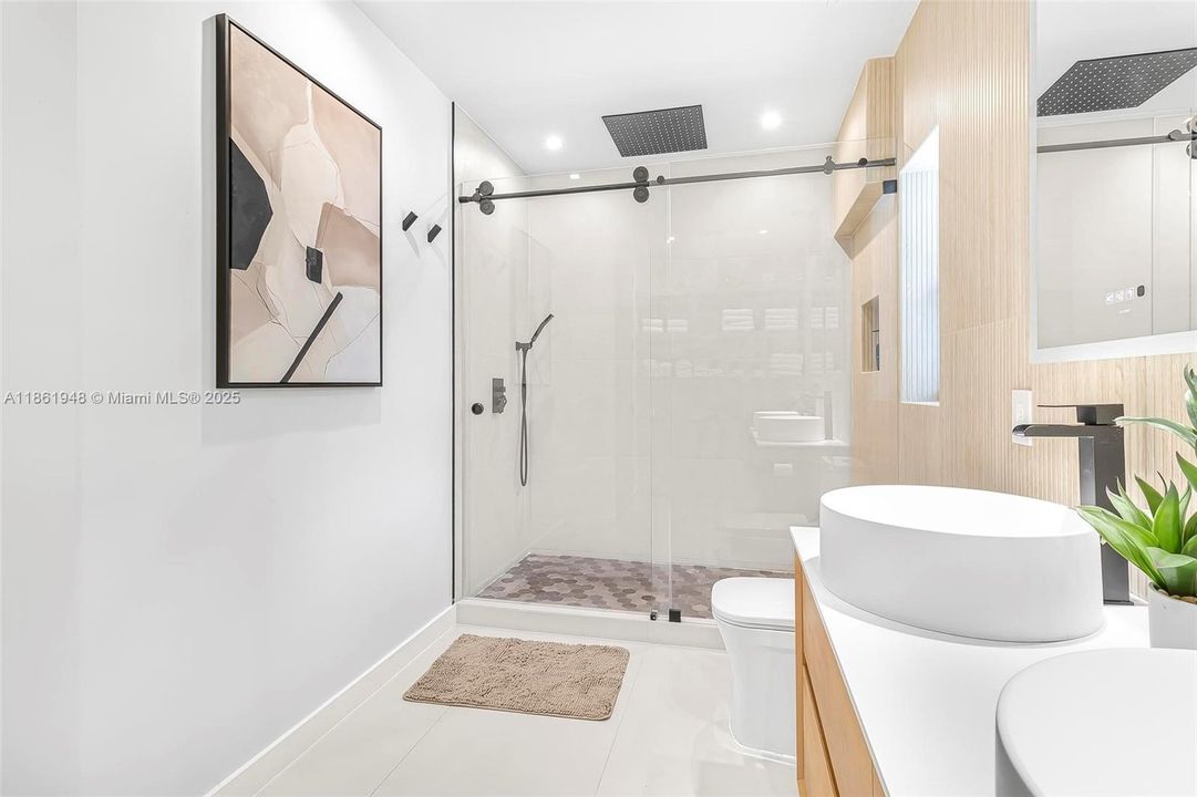 Под контрактом: $1,799,000 (6 спален, 4 ванн, 3402 Квадратных фут)