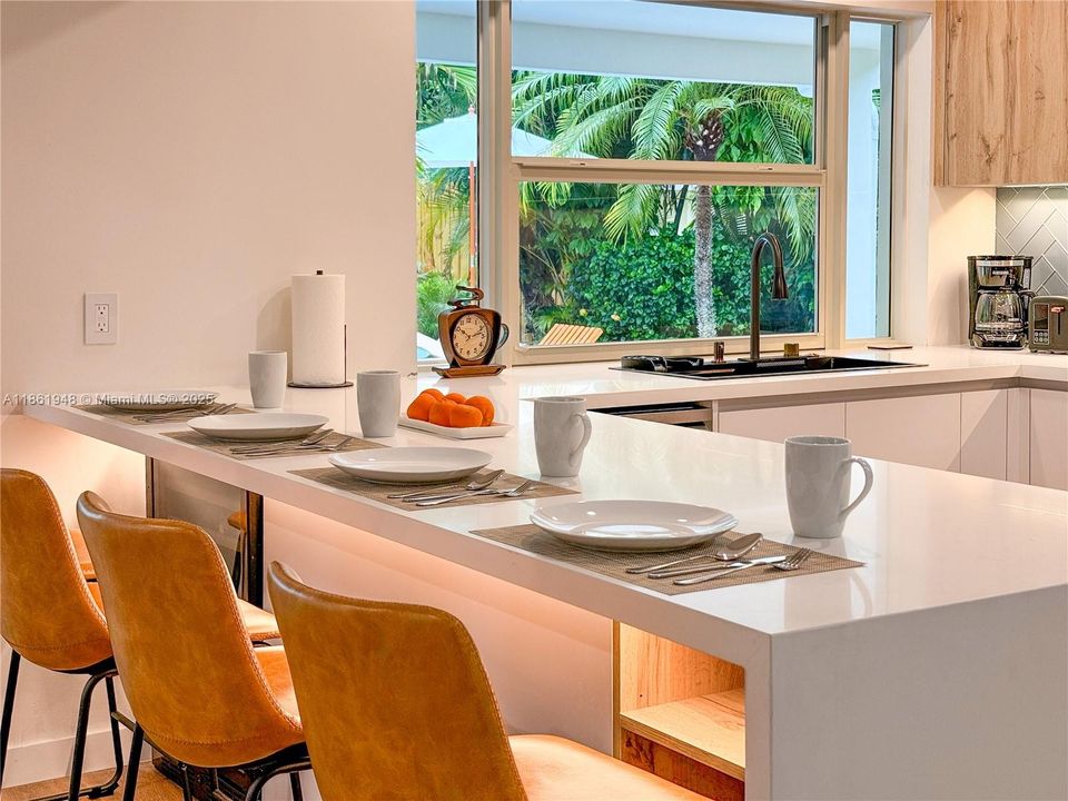 Под контрактом: $1,799,000 (6 спален, 4 ванн, 3402 Квадратных фут)