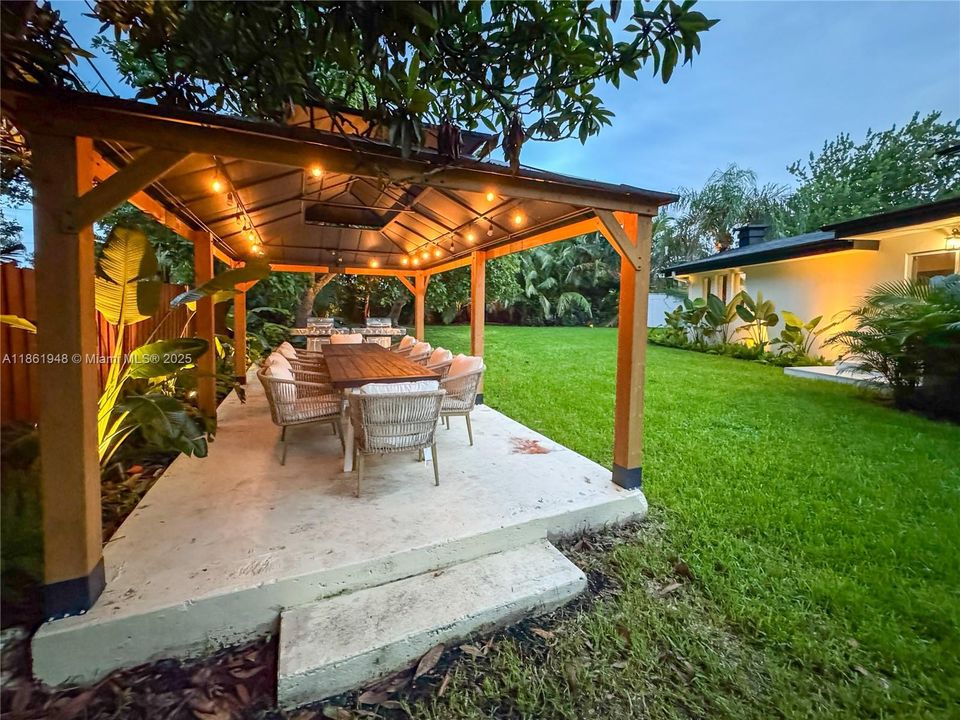 Под контрактом: $1,799,000 (6 спален, 4 ванн, 3402 Квадратных фут)