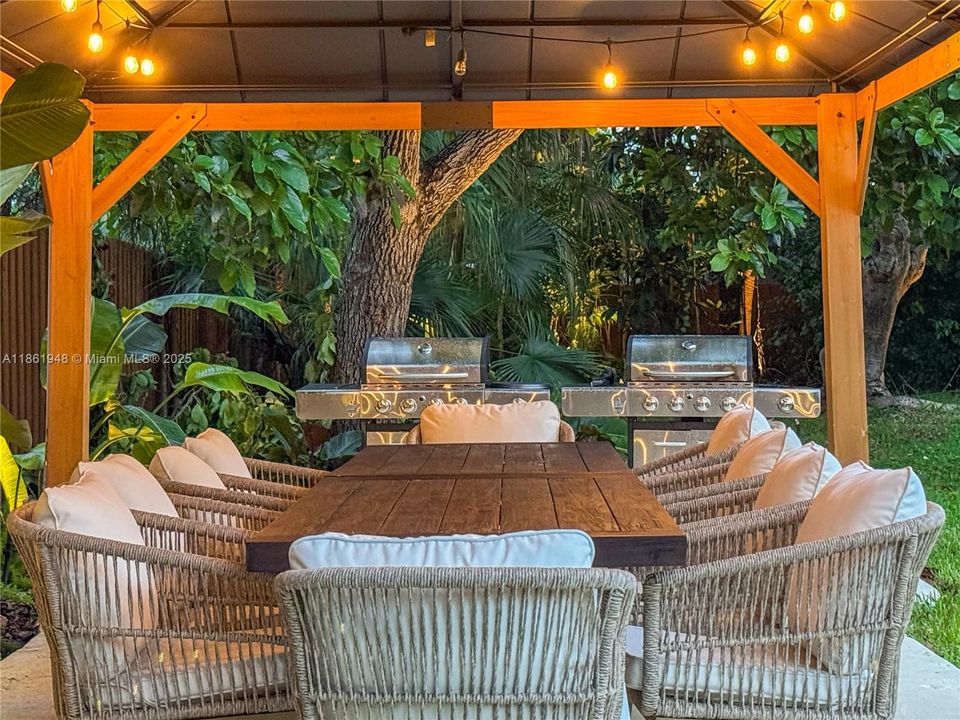 Под контрактом: $1,799,000 (6 спален, 4 ванн, 3402 Квадратных фут)