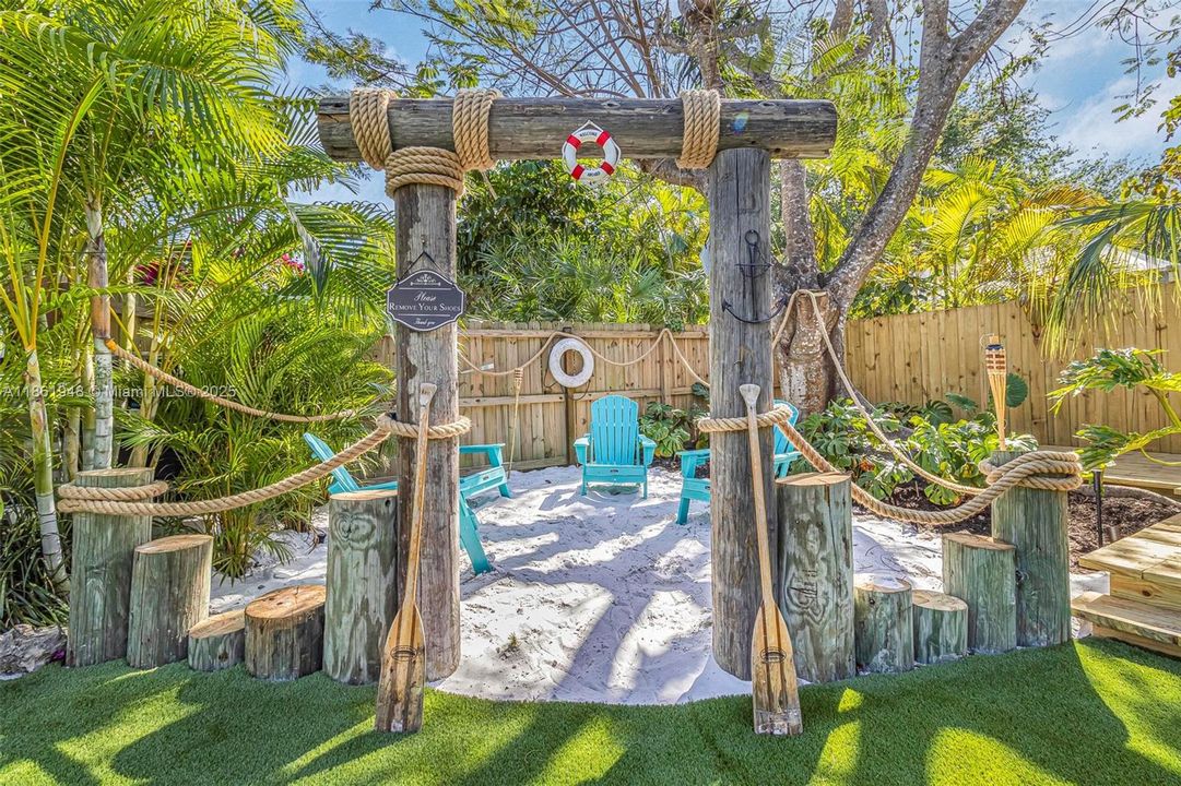 Под контрактом: $1,799,000 (6 спален, 4 ванн, 3402 Квадратных фут)