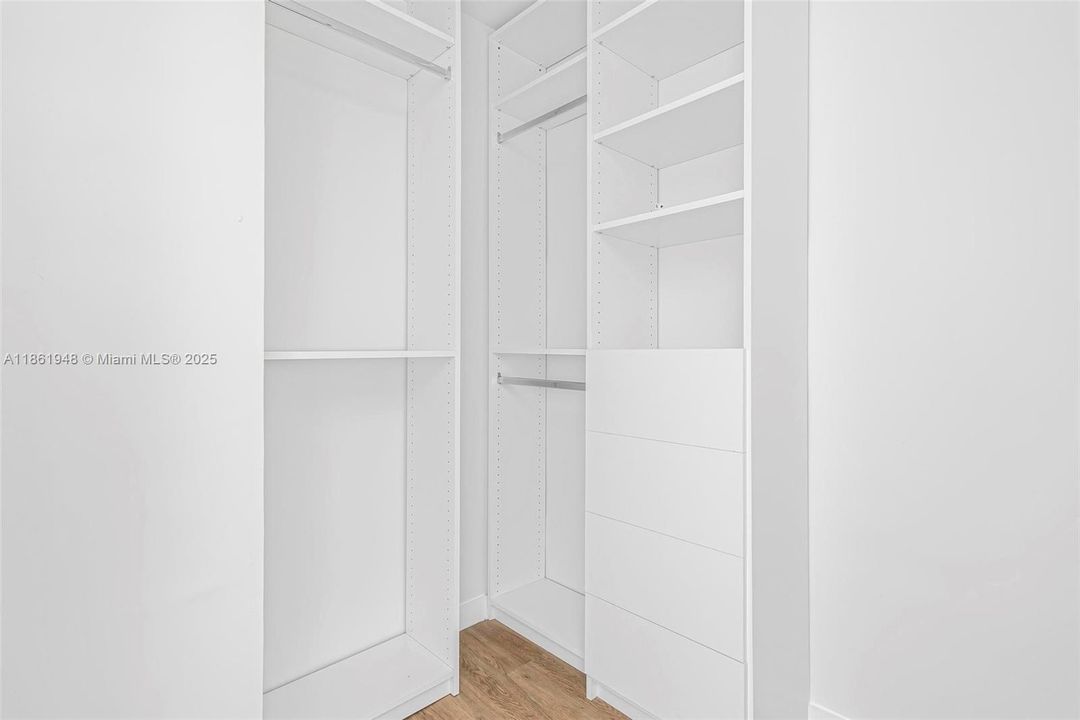 Под контрактом: $1,799,000 (6 спален, 4 ванн, 3402 Квадратных фут)