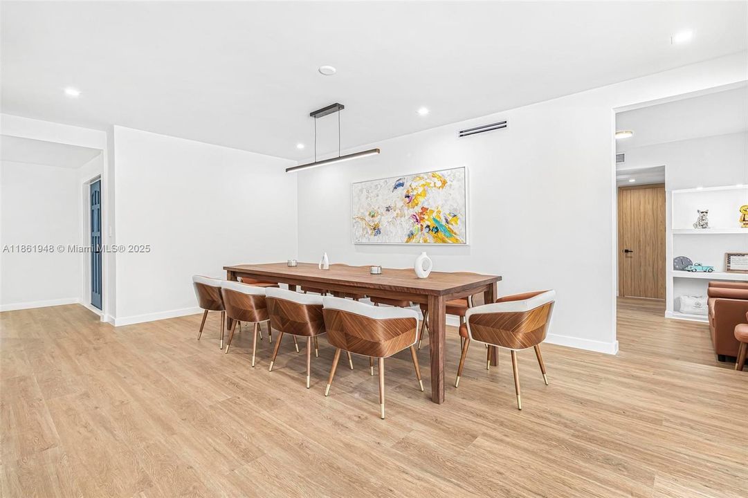 Под контрактом: $1,799,000 (6 спален, 4 ванн, 3402 Квадратных фут)