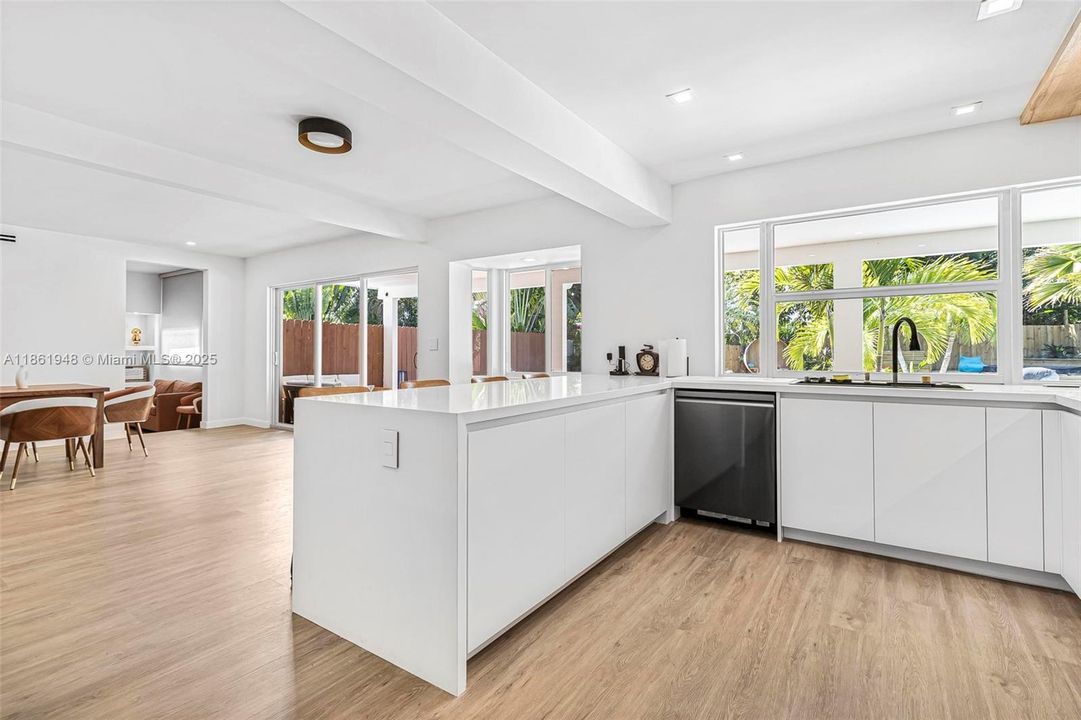 Под контрактом: $1,799,000 (6 спален, 4 ванн, 3402 Квадратных фут)