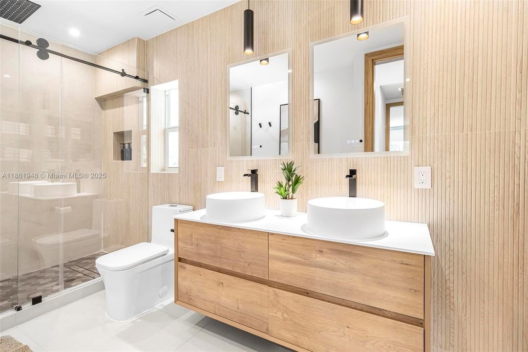 Под контрактом: $1,799,000 (6 спален, 4 ванн, 3402 Квадратных фут)