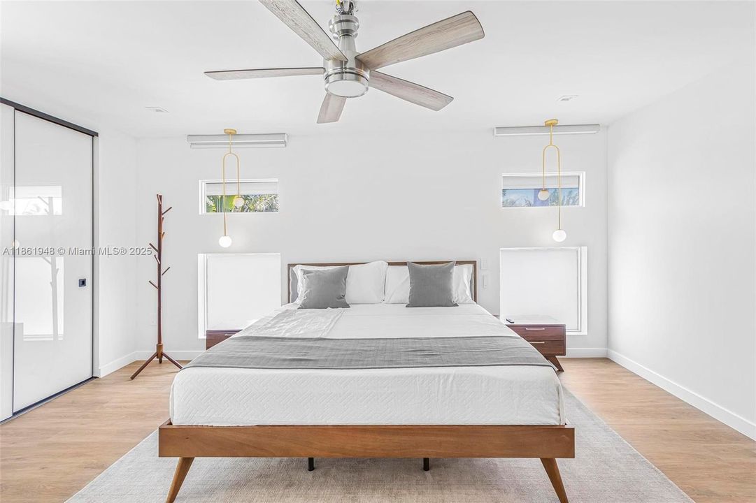 Под контрактом: $1,799,000 (6 спален, 4 ванн, 3402 Квадратных фут)