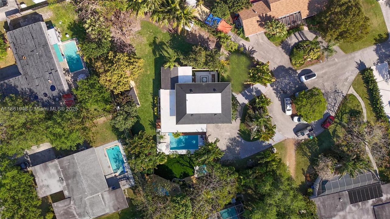 Под контрактом: $1,799,000 (6 спален, 4 ванн, 3402 Квадратных фут)