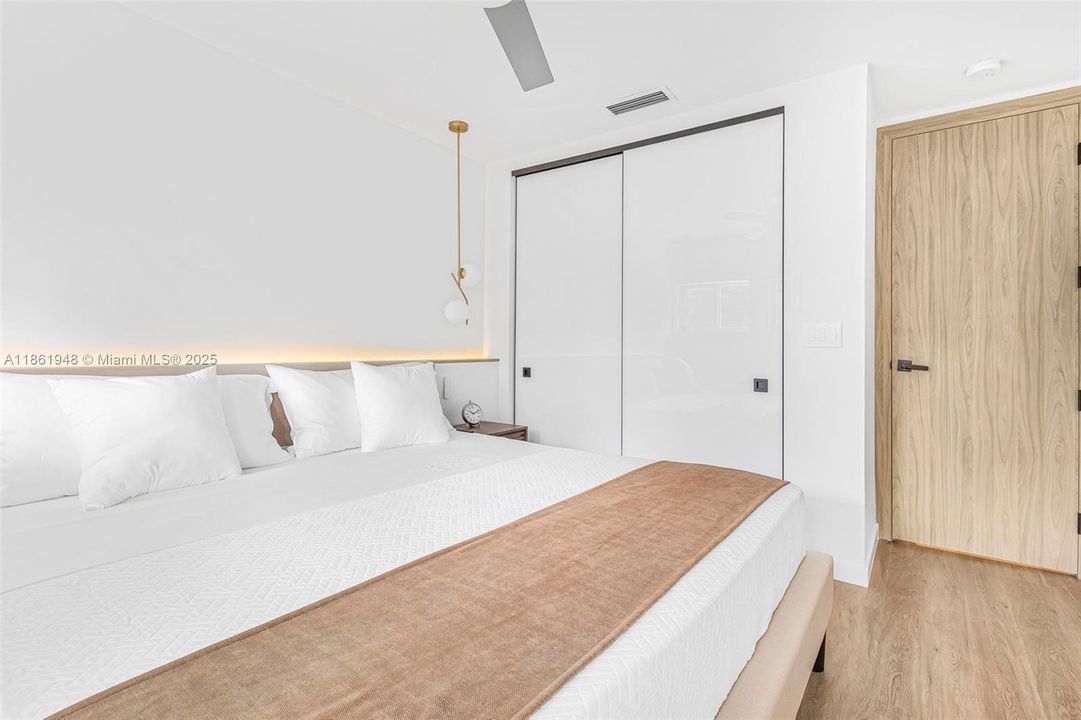 Под контрактом: $1,799,000 (6 спален, 4 ванн, 3402 Квадратных фут)