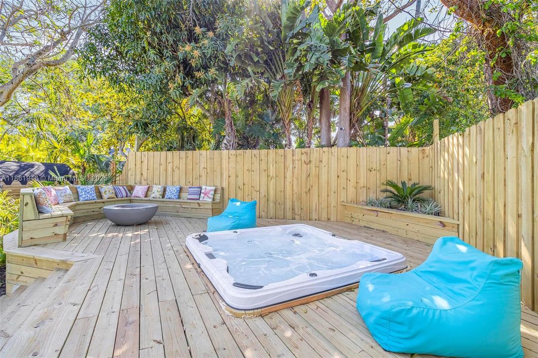 Под контрактом: $1,799,000 (6 спален, 4 ванн, 3402 Квадратных фут)