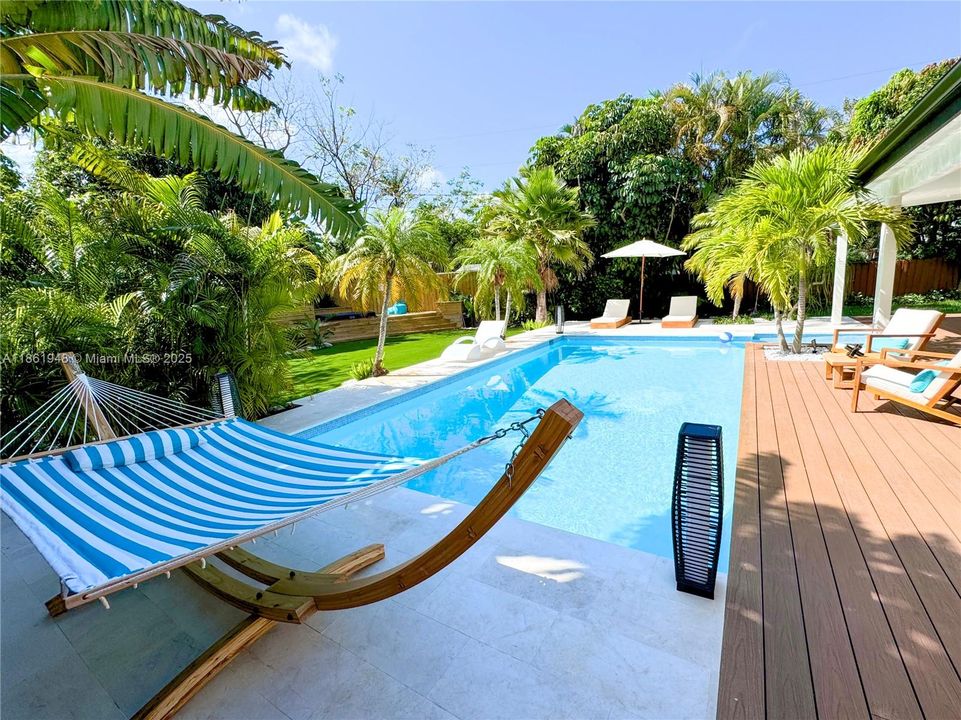 Под контрактом: $1,799,000 (6 спален, 4 ванн, 3402 Квадратных фут)