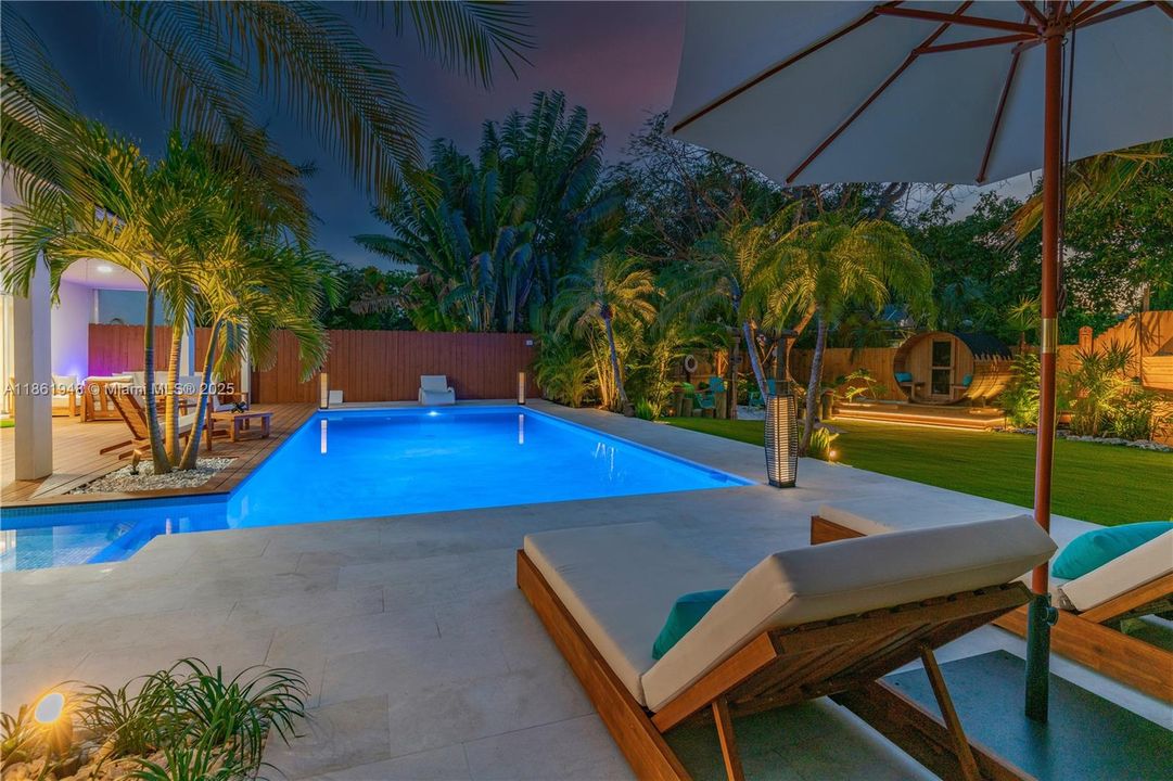 Под контрактом: $1,799,000 (6 спален, 4 ванн, 3402 Квадратных фут)