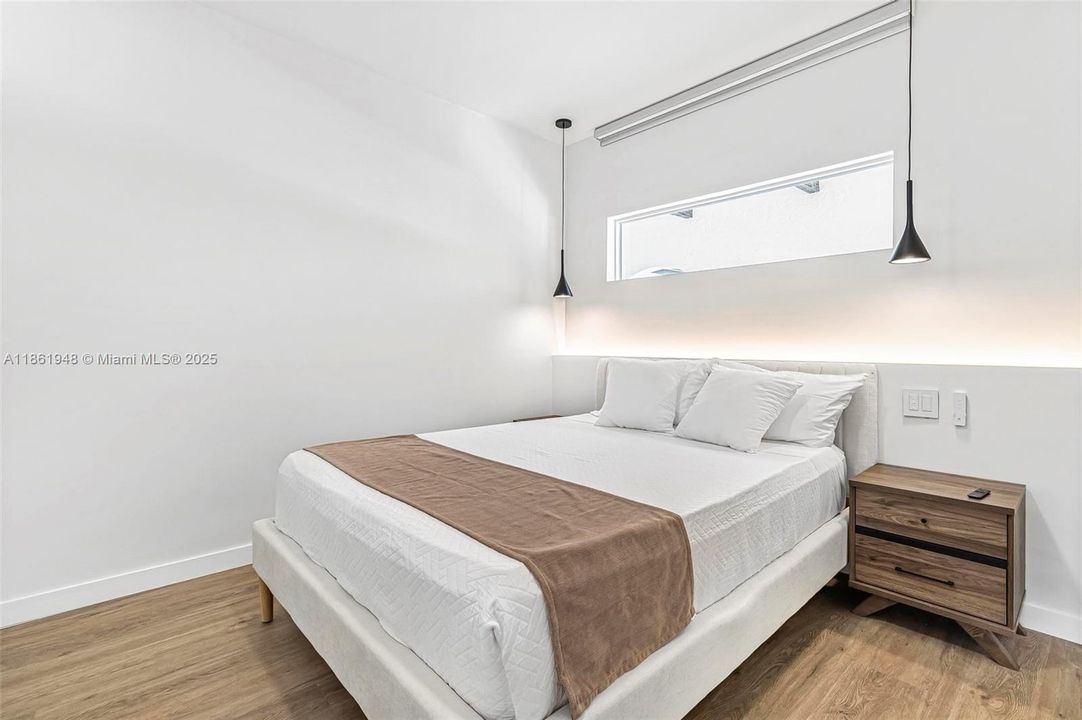 Под контрактом: $1,799,000 (6 спален, 4 ванн, 3402 Квадратных фут)