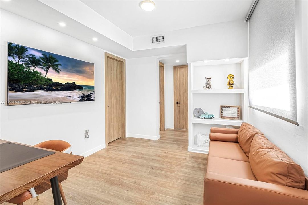 Под контрактом: $1,799,000 (6 спален, 4 ванн, 3402 Квадратных фут)