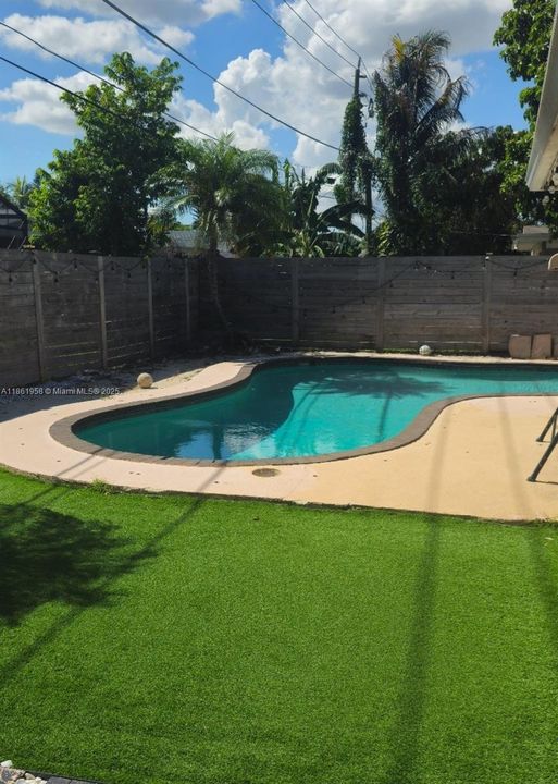 Active With Contract: $3,800 (4 beds, 2 baths, 1452 Square Feet)