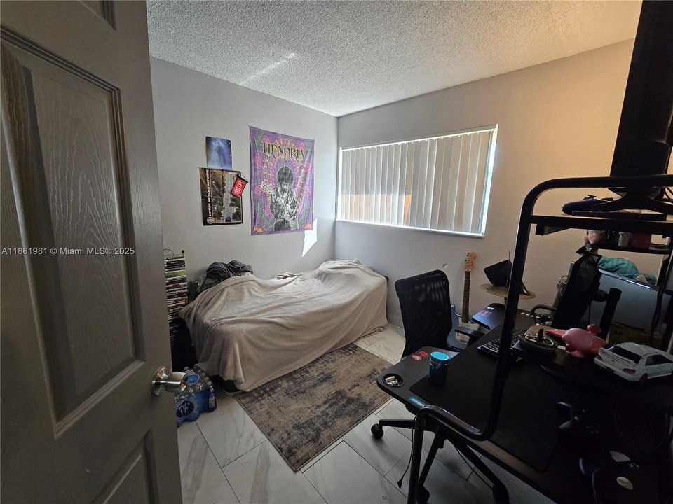 На продажу: $280,000 (2 спален, 1 ванн, 800 Квадратных фут)