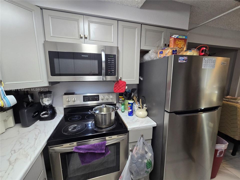 На продажу: $280,000 (2 спален, 1 ванн, 800 Квадратных фут)