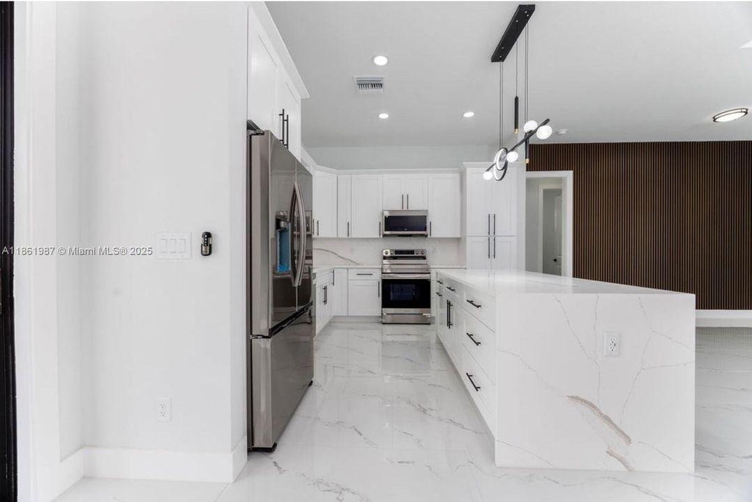 Под контрактом: $369,000 (4 спален, 2 ванн, 0 Квадратных фут)