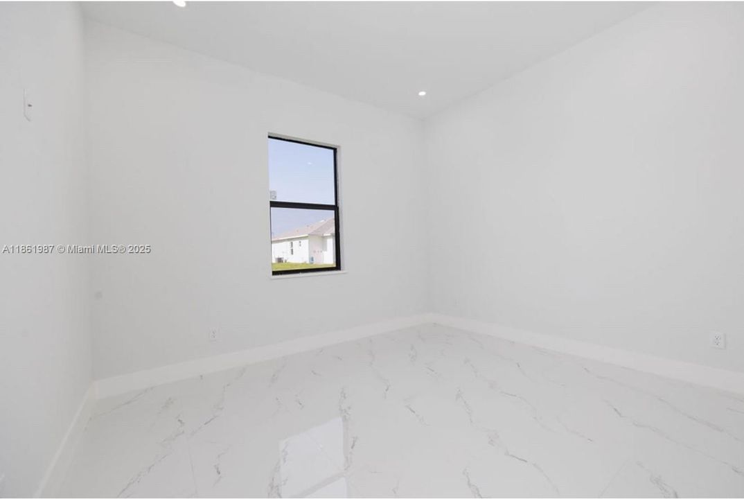 Под контрактом: $369,000 (4 спален, 2 ванн, 0 Квадратных фут)