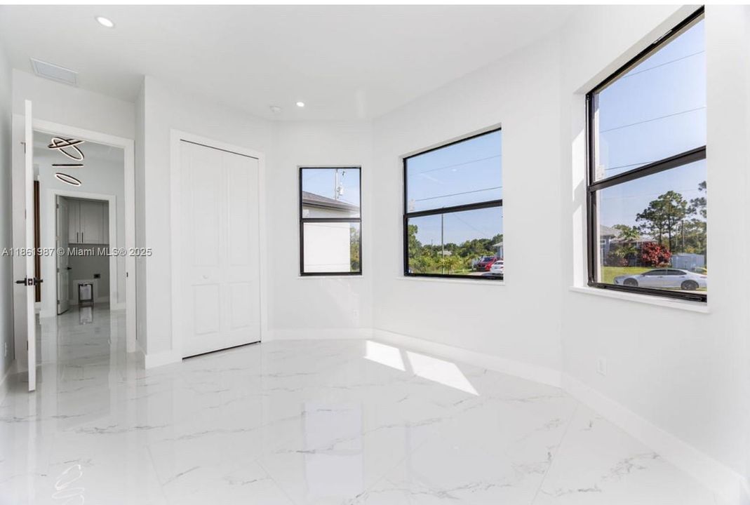 Под контрактом: $369,000 (4 спален, 2 ванн, 0 Квадратных фут)