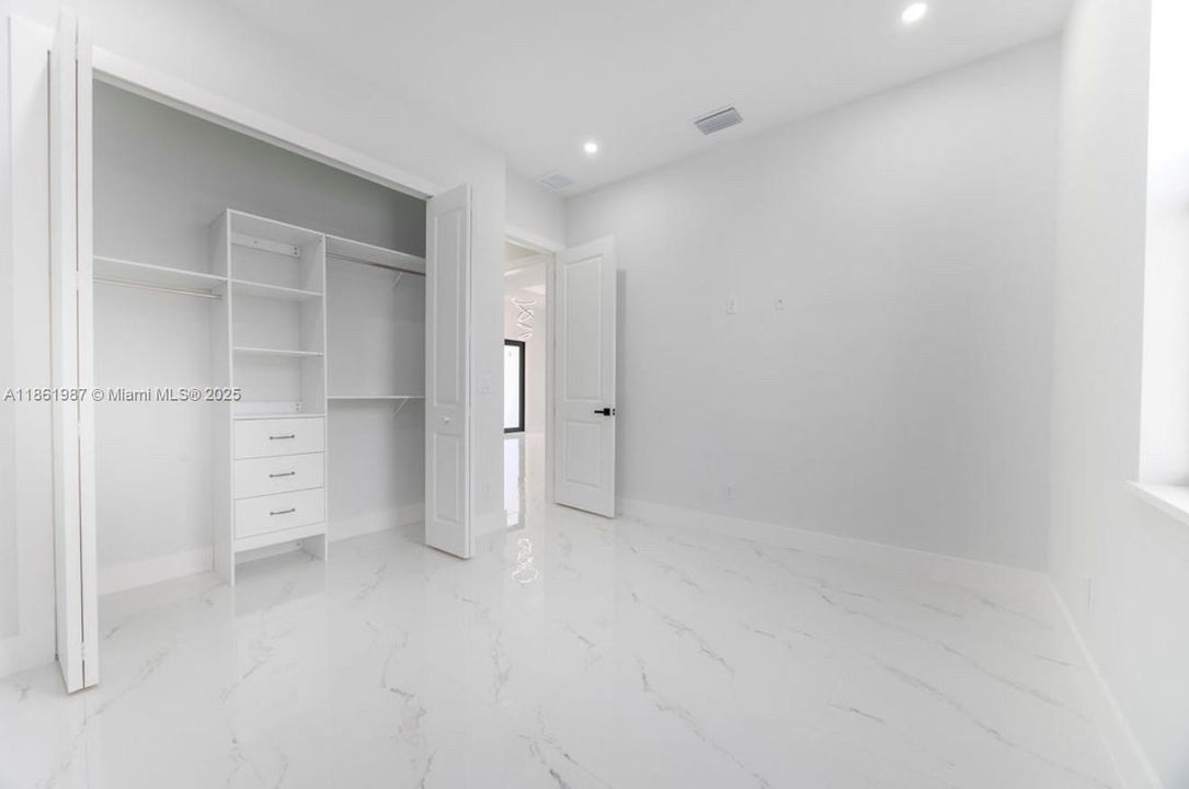 Под контрактом: $369,000 (4 спален, 2 ванн, 0 Квадратных фут)