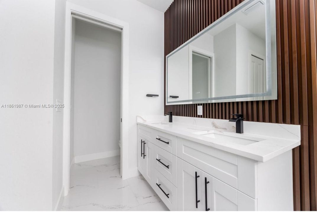 Под контрактом: $369,000 (4 спален, 2 ванн, 0 Квадратных фут)