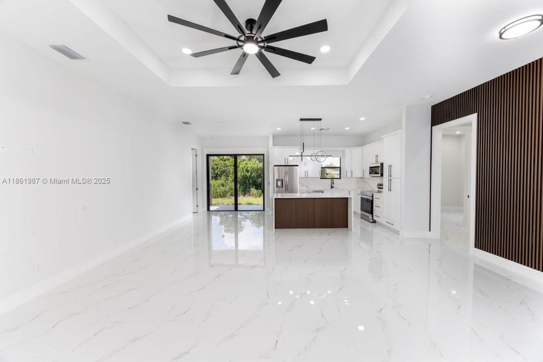 Под контрактом: $369,000 (4 спален, 2 ванн, 0 Квадратных фут)