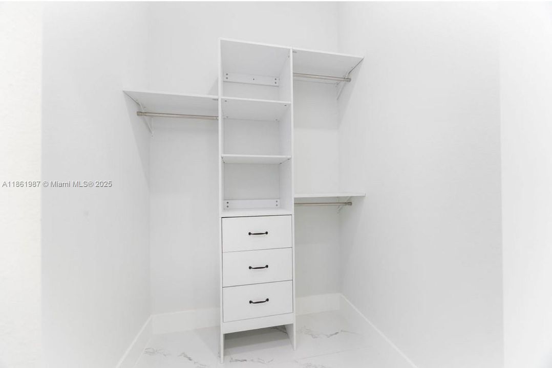 Под контрактом: $369,000 (4 спален, 2 ванн, 0 Квадратных фут)