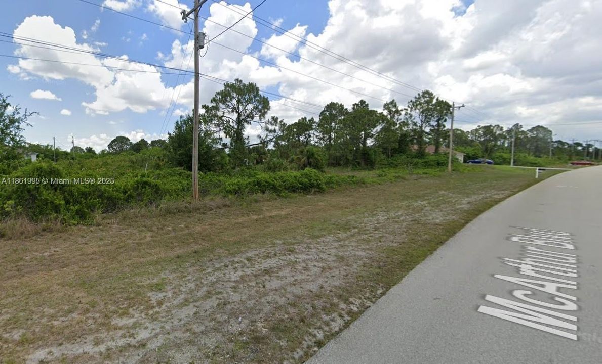 Side view with Street