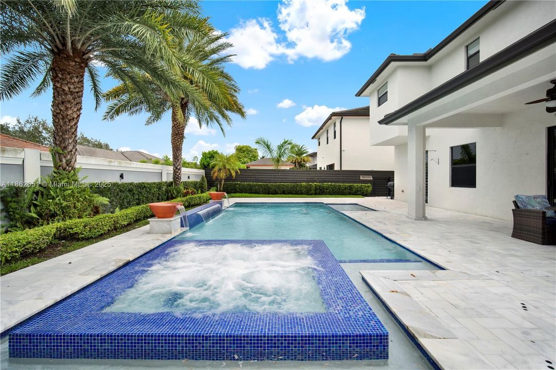 最近售出: $1,200,000 (4 贝兹, 3 浴室, 2847 平方英尺)