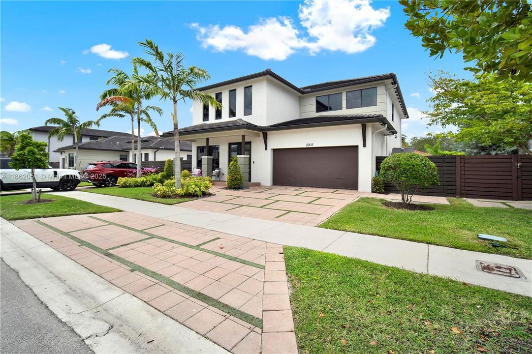 最近售出: $1,200,000 (4 贝兹, 3 浴室, 2847 平方英尺)