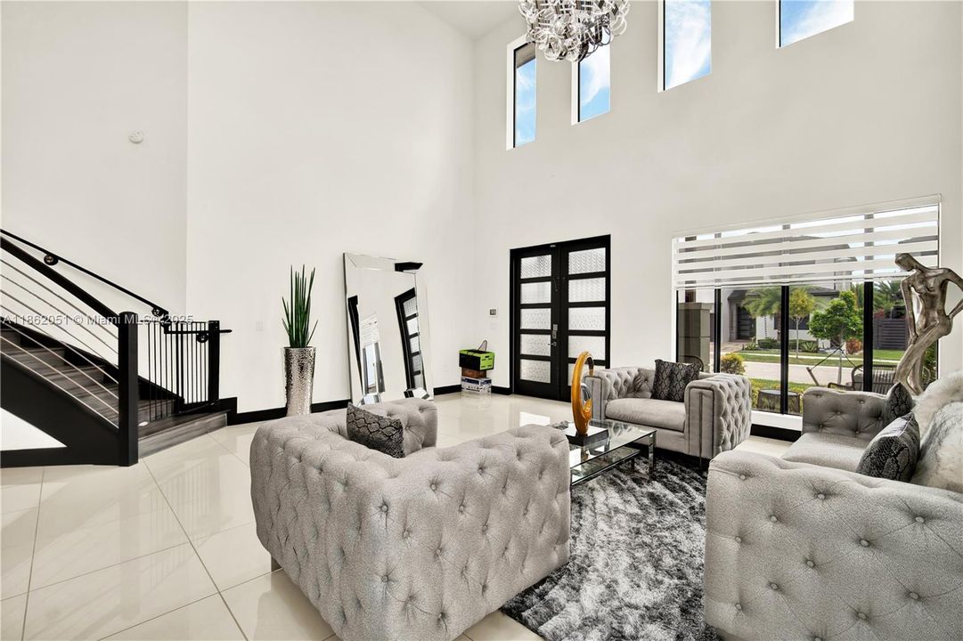 最近售出: $1,200,000 (4 贝兹, 3 浴室, 2847 平方英尺)